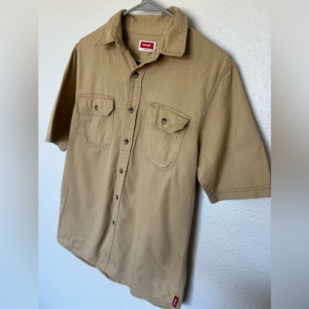 Wrangler Short-Sleeve Button-Down Shirt in Khaki Brown